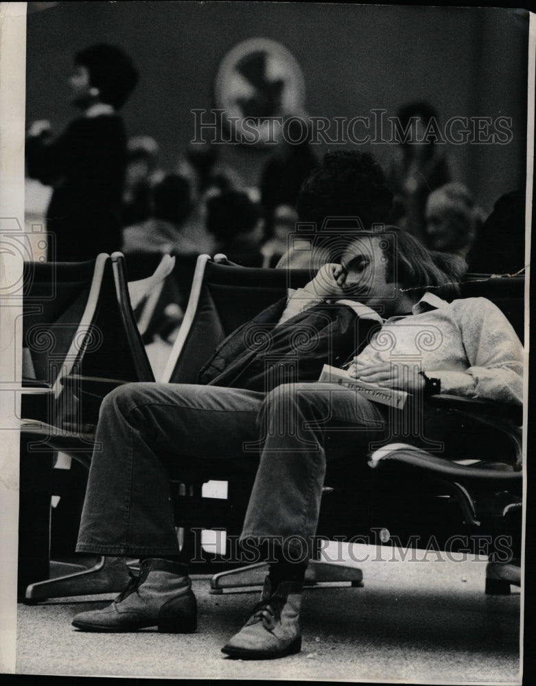 1973 Press Photo Traveler walts Chicago&#39;s O&#39;Hare Port - RRW23741 - Historic Images