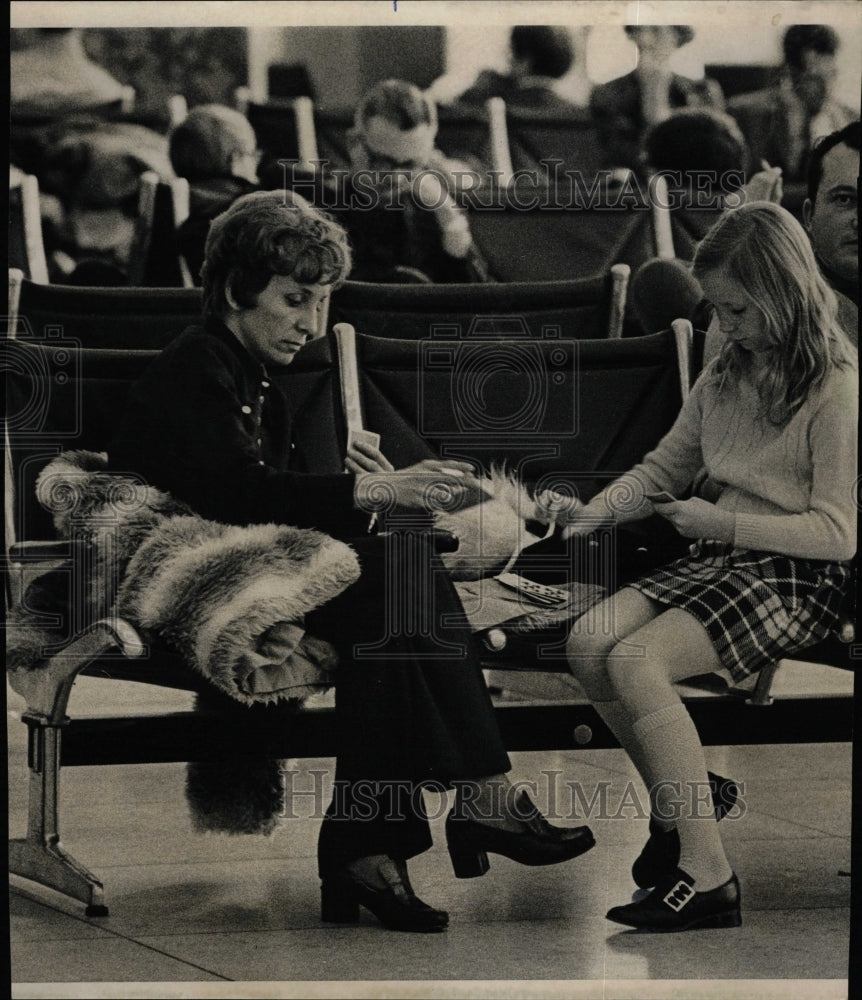 1971 Press Photo Travel Airlines Skycaps O&#39;Hare Airport - RRW23761 - Historic Images