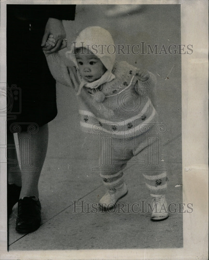 1969 Press Photo Little Child Walk Airport Plane - RRW23763 - Historic Images