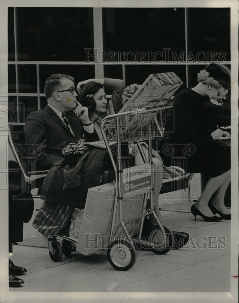 1965 Press Photo People waiting planes Xmas - RRW23773 - Historic Images