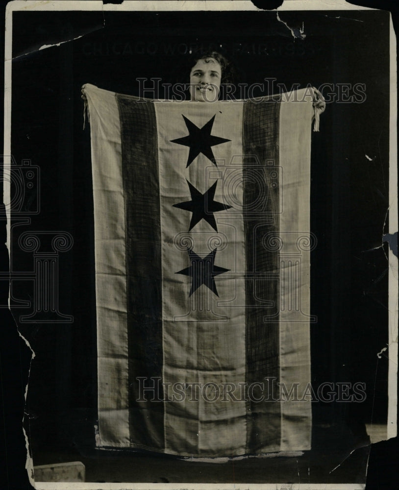 1933 Press Photo New Star Chicago Flag Lady Hold Smile - RRW23873 - Historic Images