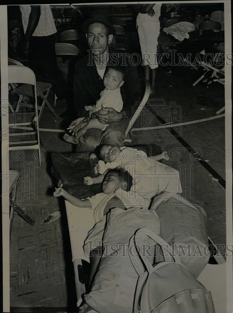 1966 Press Photo Red Cross fire shelter child sleep cot - RRW23967 - Historic Images