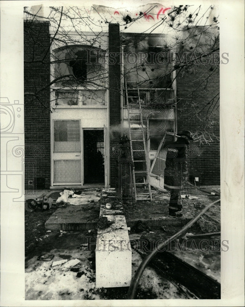 1977 Press Photo Chicago Townhouse Fire - RRW24007 - Historic Images