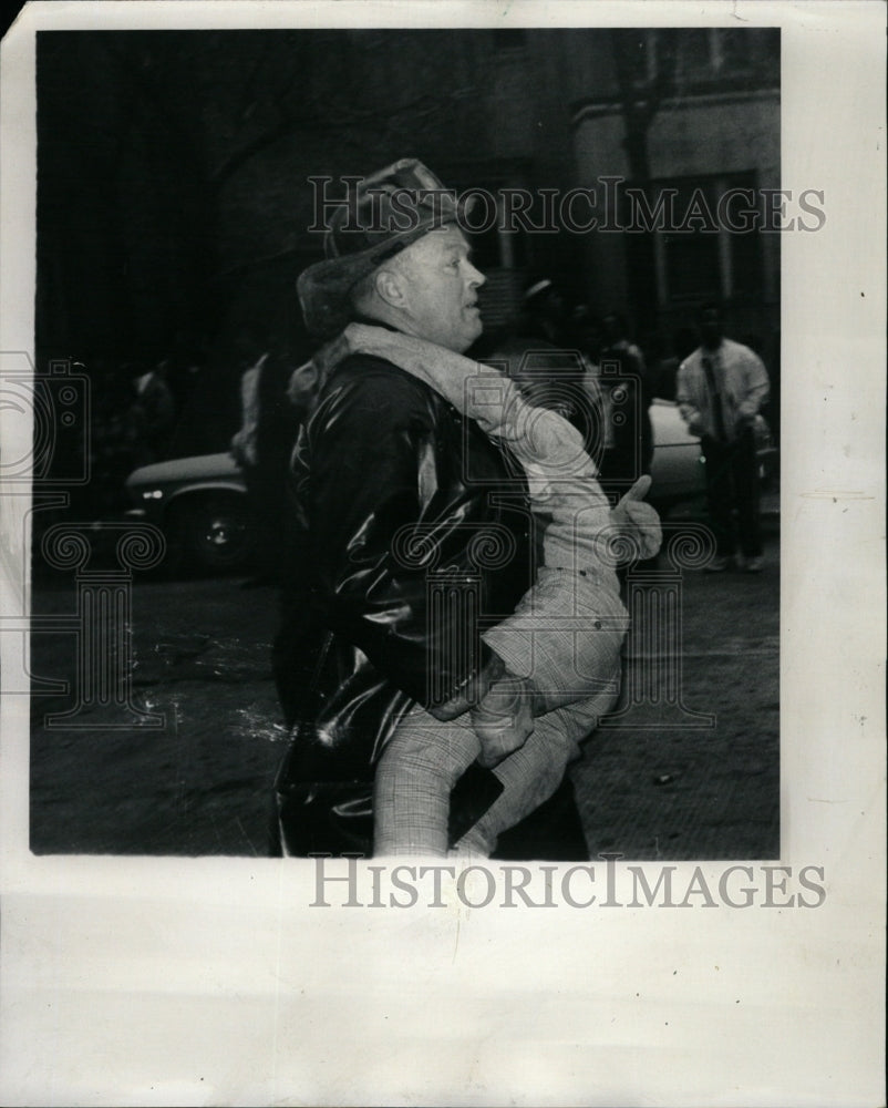 1972 Press Photo Child Rescued From Chicago Fire - RRW24011 - Historic Images