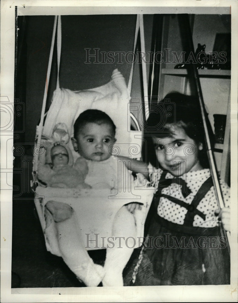 1964 Press Photo Kenneth Resnick Brenda Ann Kill Fire - RRW24023 - Historic Images