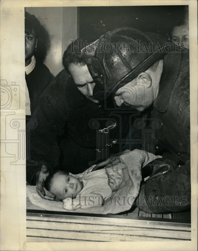 1965 Press Photo Child Rescued From Chicago Fire - RRW24029 - Historic Images