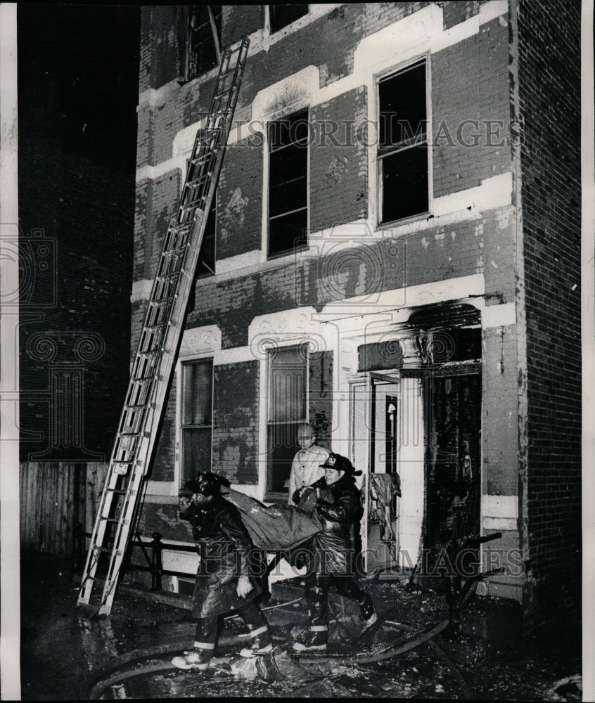 1976 Press Photo Fire Chicago Victims Christmas Tragedy - RRW24039 - Historic Images