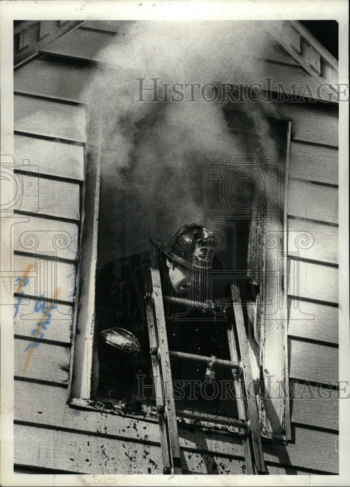 1990 Press Photo Kedzie Fireman Frsh Breath Window Air - RRW24155 - Historic Images