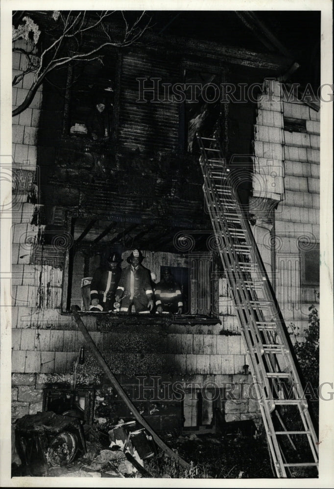 1980 Press Photo Chicago Firefighters Charred Building - RRW24163 - Historic Images