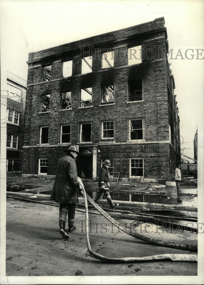 1977 Press Photo Fireman Second Alarm Arlington Three - RRW24229 - Historic Images