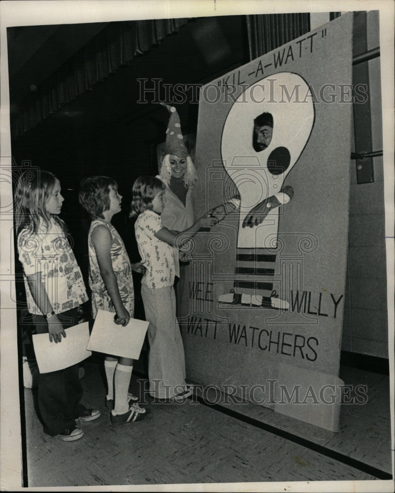 1975 Press Photo Tim Mitchell of Wacky Wee awards Winne - RRW24319 - Historic Images