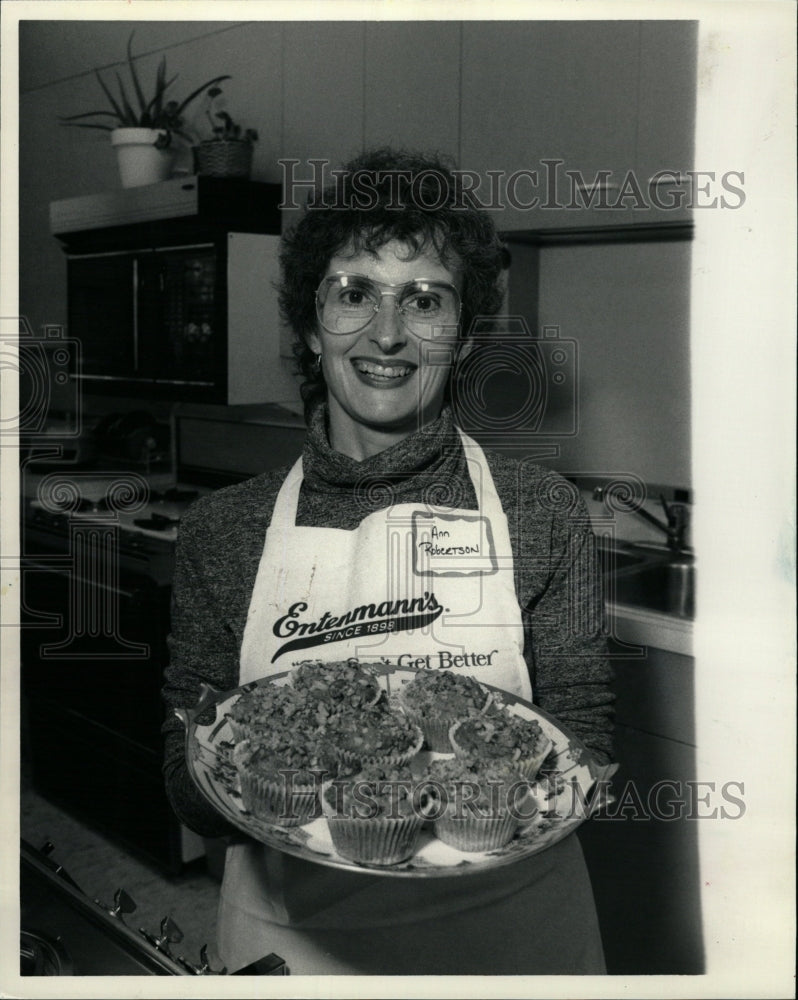 1987 Press Photo Ann Robertson Bakery contest muffins - RRW24355 - Historic Images