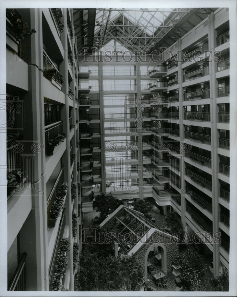 1989 Press Photo Embassy Suites Hotel Lombard Oak Brook - RRW24373 - Historic Images