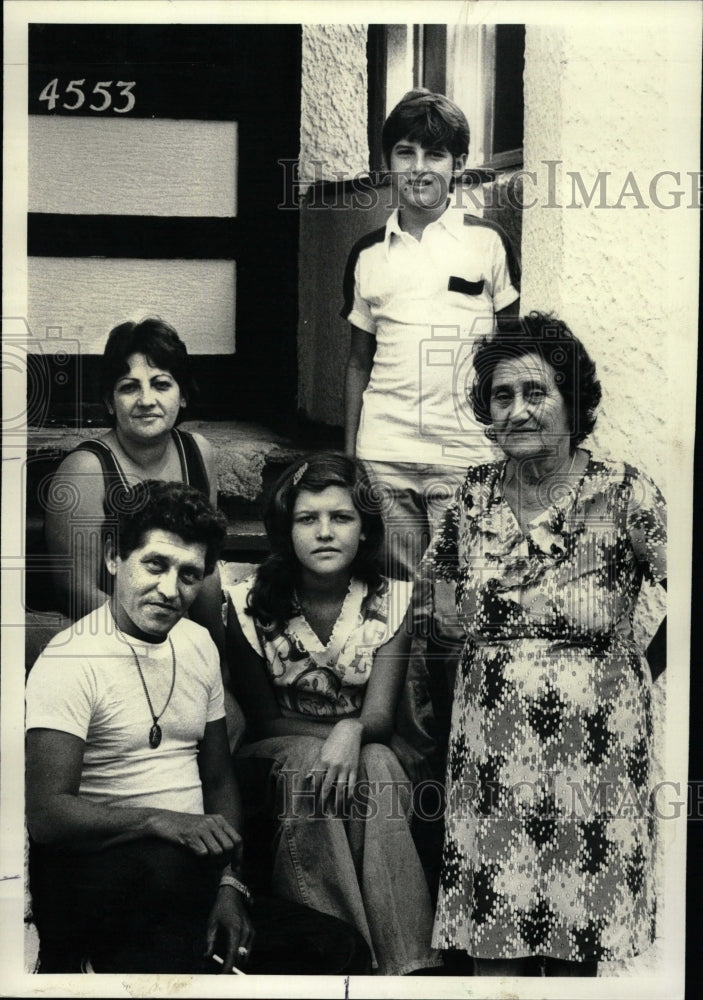 1980 Press Photo Cuban Refugees Chicago Northwest Side - RRW24401 - Historic Images