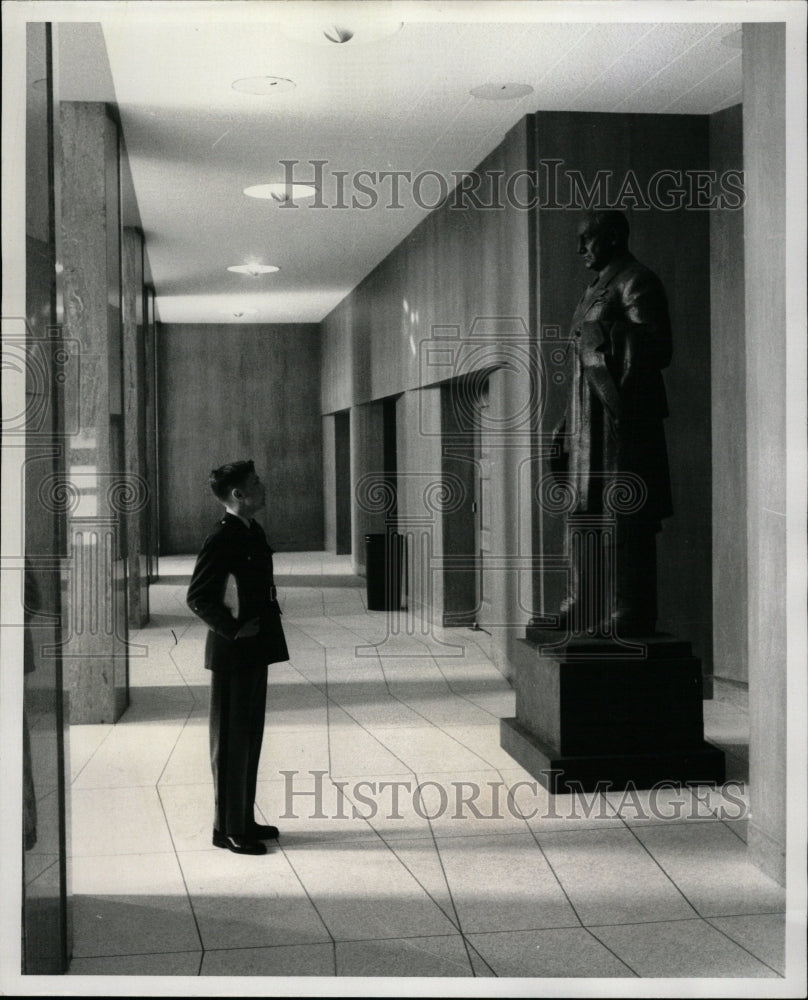 Press PhotoCulver Military Academy Stephen Combs statue - RRW24405 - Historic Images