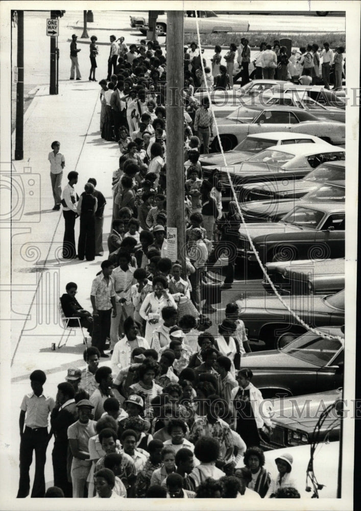 1977 Press Photo Job applicants jam sidewalk Island - RRW24469 - Historic Images