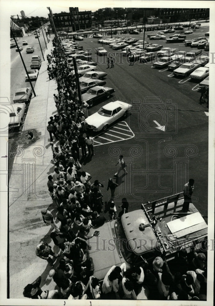 1977 Press Photo Employment Queues Chicago Area - RRW24471 - Historic Images