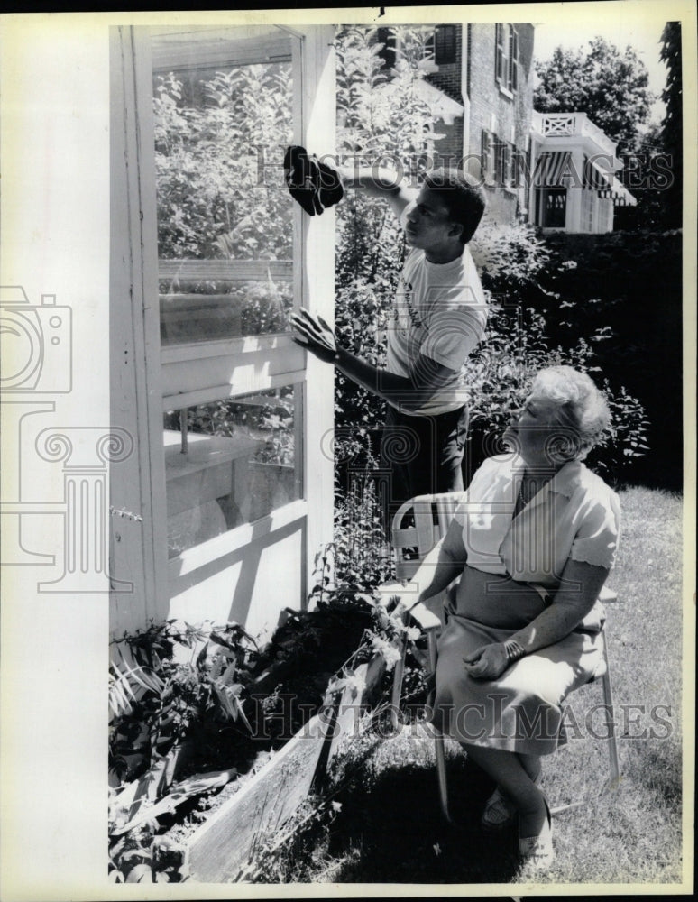 1987 Press Photo Aurora Township Rent Kid WorkTrimmer - RRW24473 - Historic Images