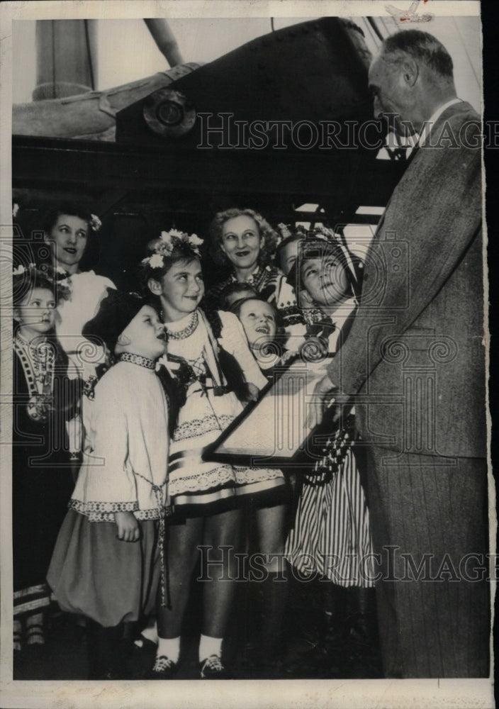 1950 Press Photo Eva Zandler Frederick Osborn Crusade - RRW24513 - Historic Images