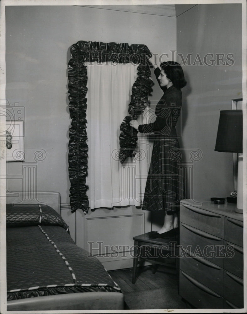 1949 Press Photo Homemaker dream Window Launcher - RRW24533 - Historic Images