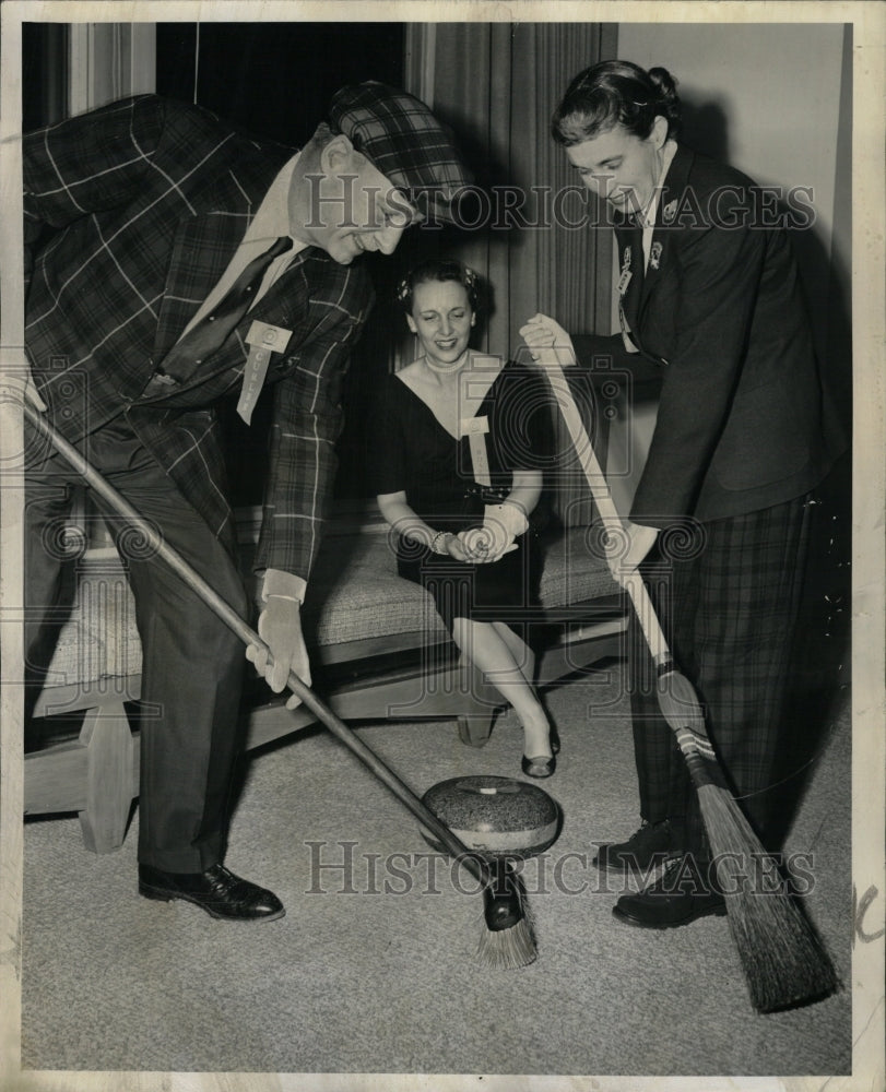 1957 Press Photo Darwin Curtis Mrs Charles Cornell Game - RRW24545 - Historic Images