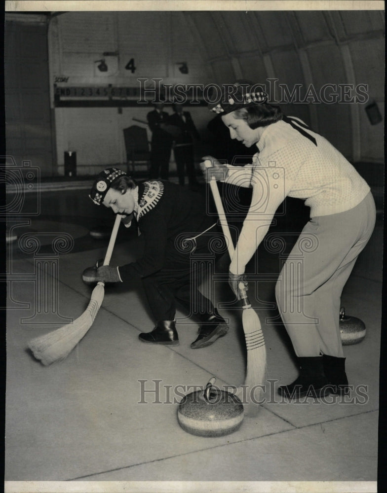 1957 Press Photo Curling Sports - RRW24547 - Historic Images