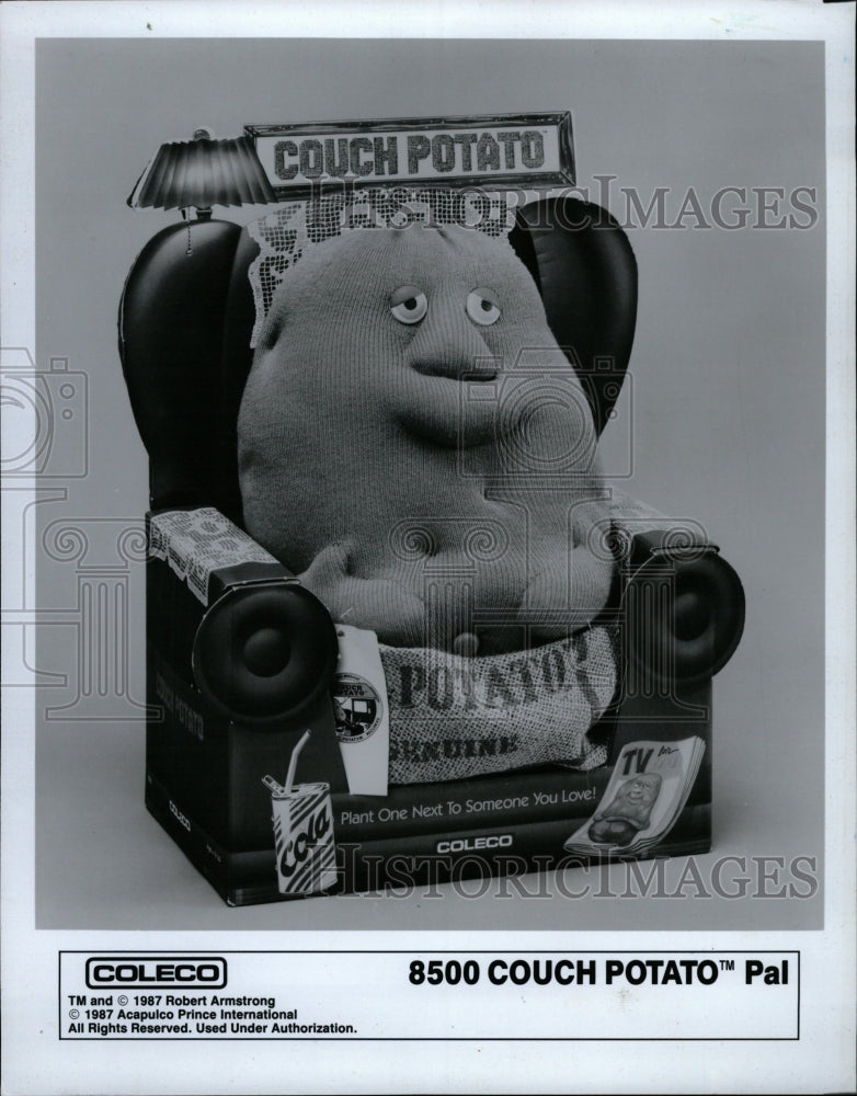 1988 Press Photo Hyatt Lincoln wood Couch Potato Late - RRW24573 - Historic Images