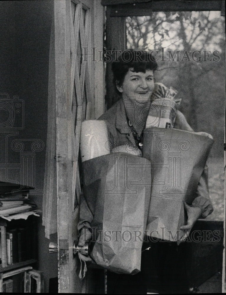 1973 Press Photo Mrs Mary Wanhala groceries home bag - RRW24583 - Historic Images