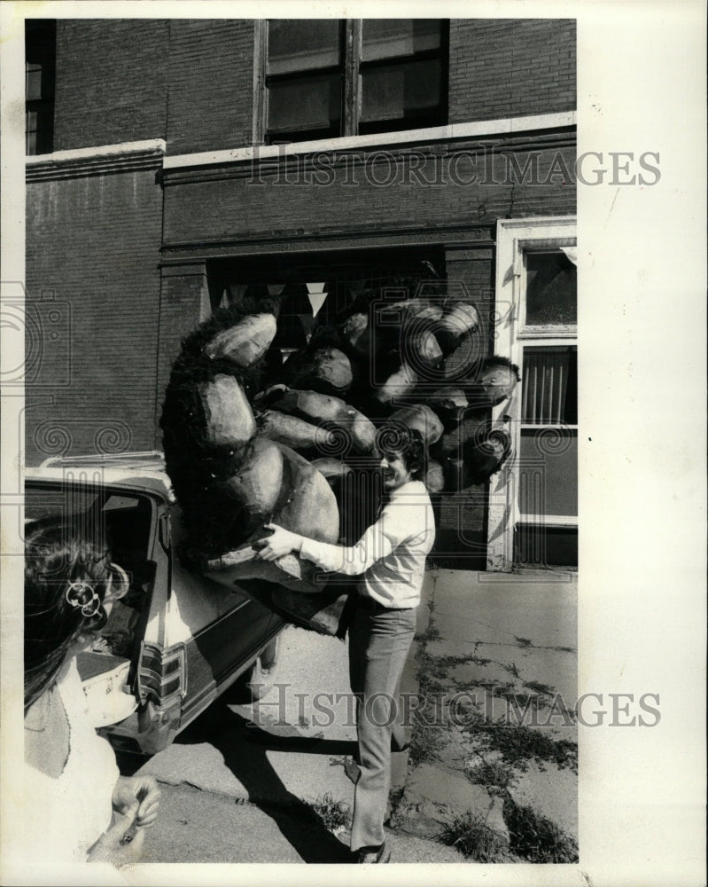 1980 Press Photo Dusty Trunk Sale Costumes shoppers Rd - RRW24593 - Historic Images