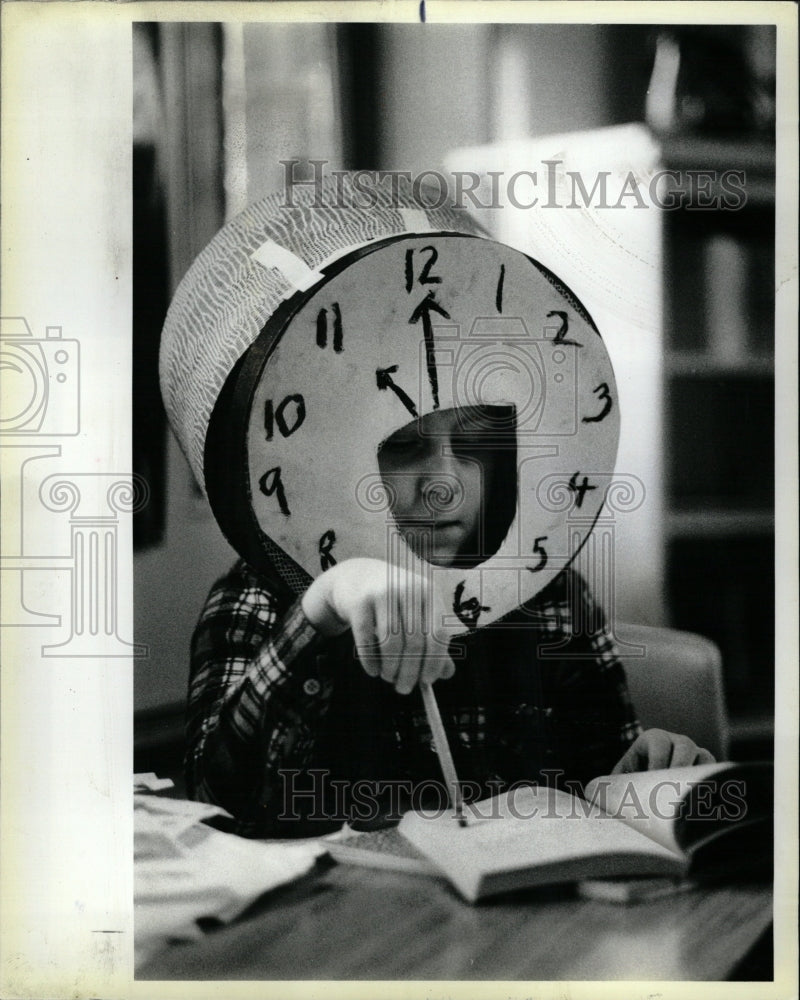 1983 Press Photo David Kielpinski peers Hatbox Clock - RRW24597 - Historic Images