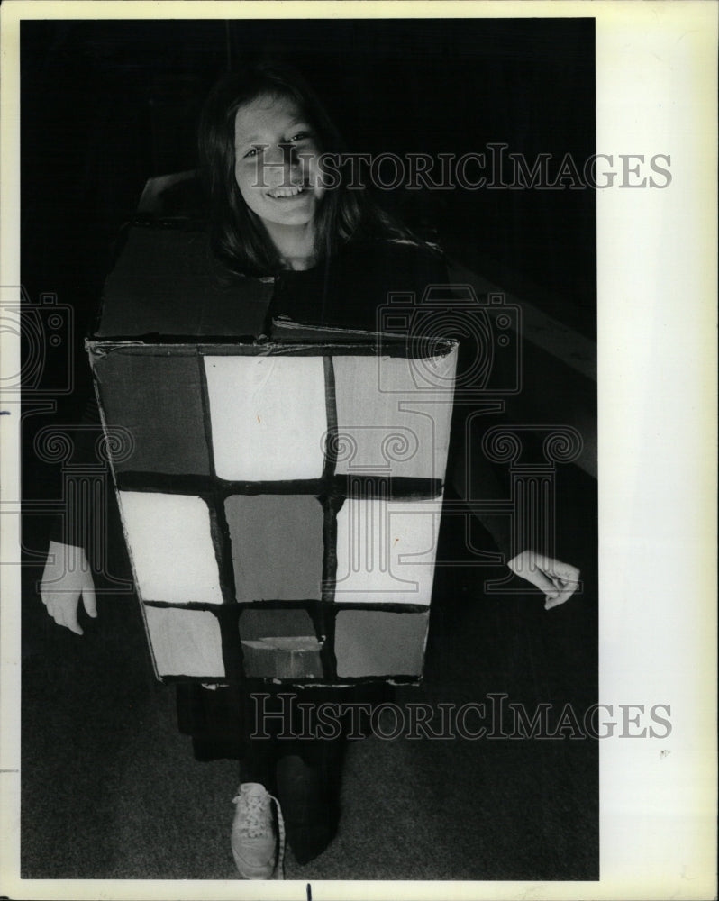 1983 Press Photo Anna Dipinto Cube Puzzle Costume Paint - RRW24599 - Historic Images