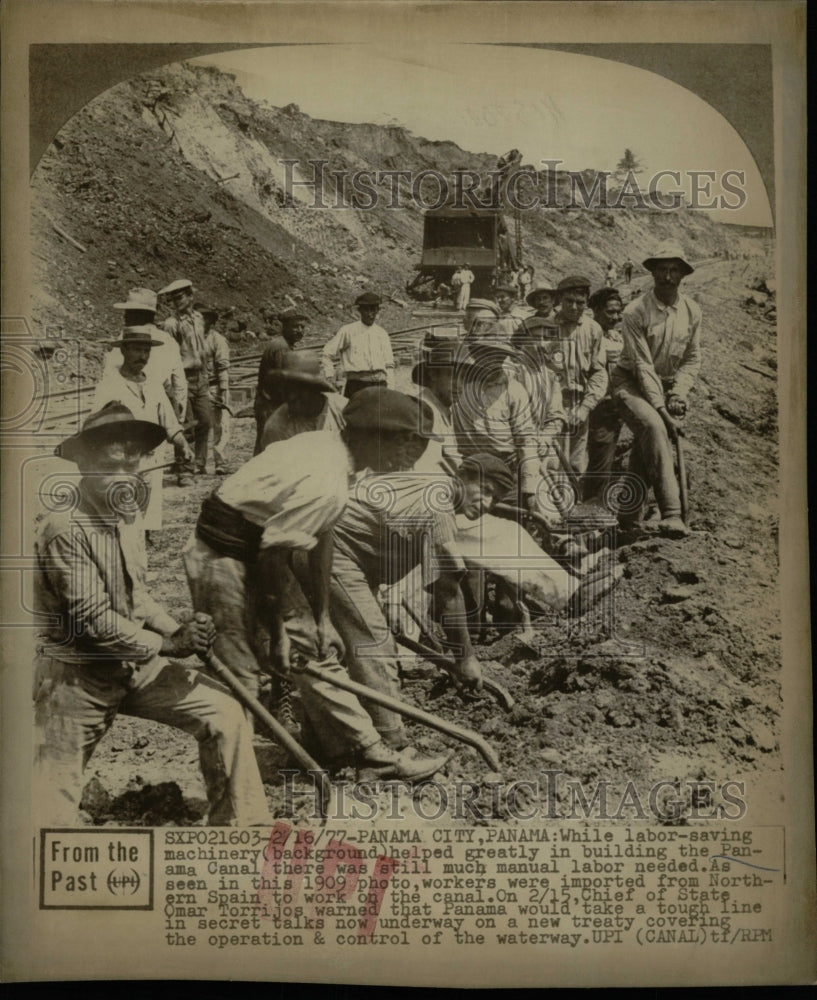 1977 Press Photo Pan America Canal Workers - RRW24665 - Historic Images