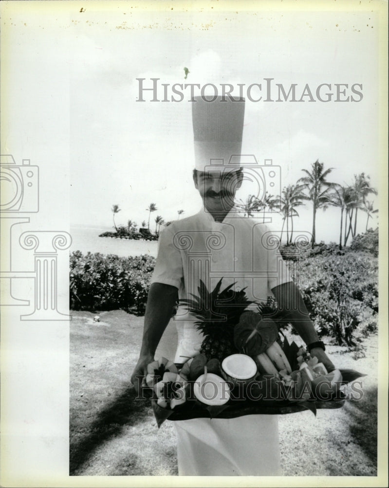 1985 Press Photo Sous Chef Erich Koberl Hawaiian Fruits - RRW24807 - Historic Images