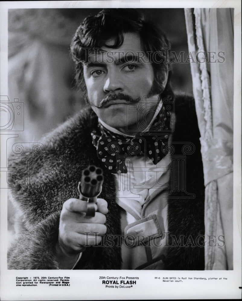 1975 Press Photo Actor Alan Bates In Royal Flash - RRW24879 - Historic Images