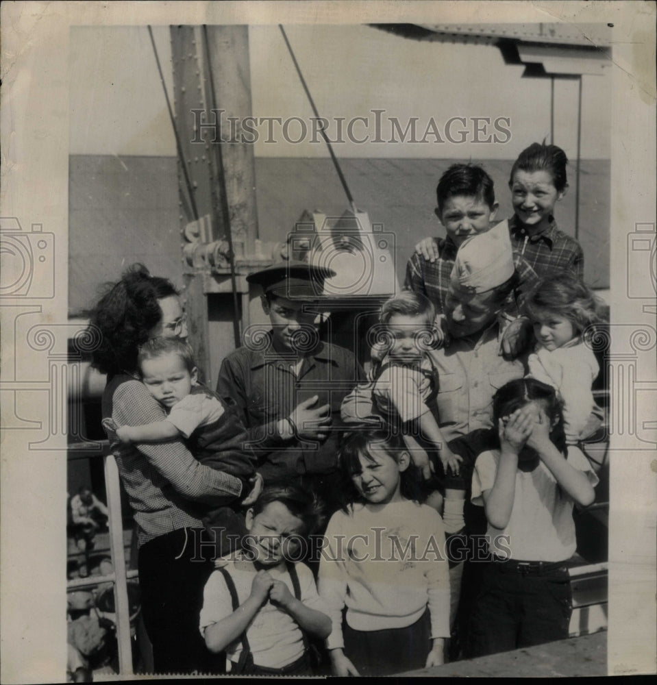 1947 Press Photo Ferguson Family on Yokohama in Japan - RRW25191 - Historic Images