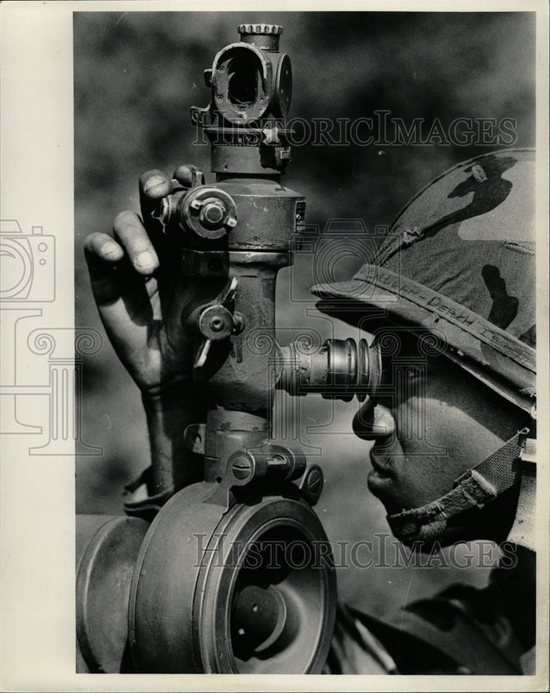 1985 Press Photo Specialist Cook Using Howitzer - RRW25209 - Historic Images