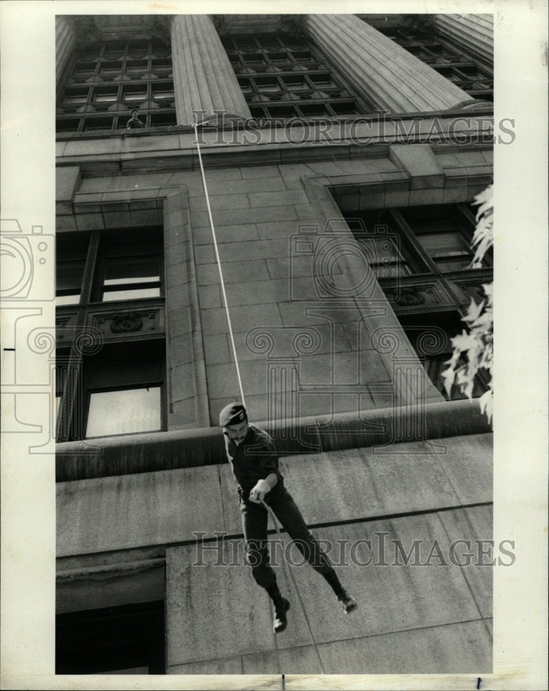 1977 Press Photo Sgt. Neal Mogk Army Reserve Rappelling - RRW25221 - Historic Images