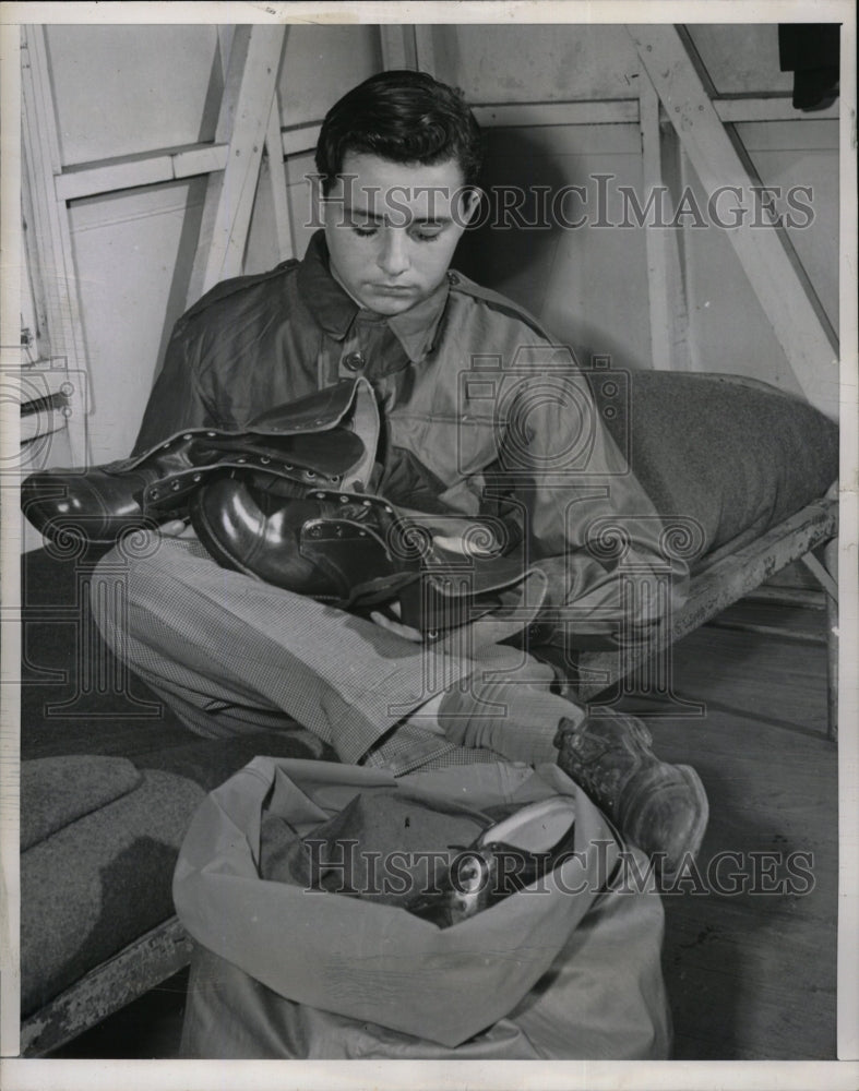 1951 Press Photo Max Greenspon Awaiting Discharge - RRW25303 - Historic Images