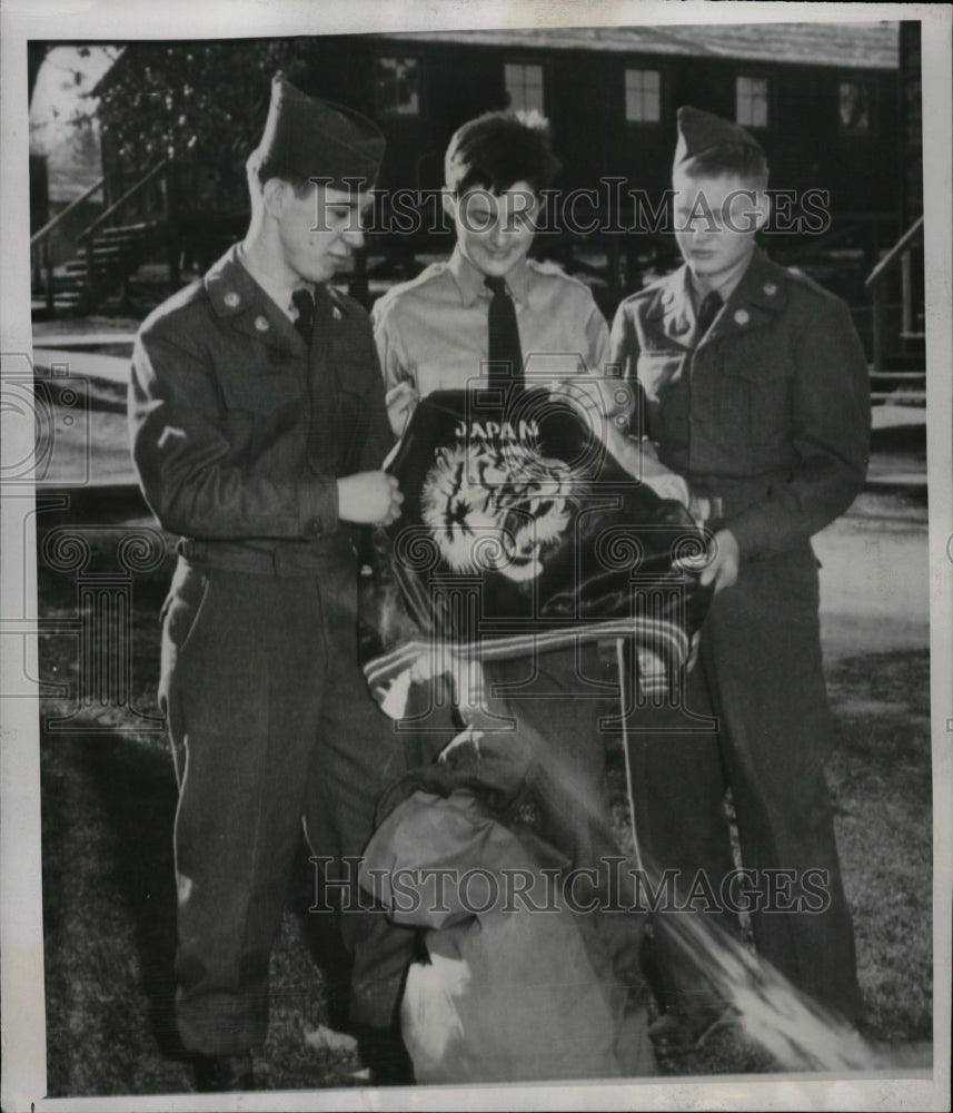 1951 Press Photo US Army Boy Soldiers Brought Home - RRW25435 - Historic Images