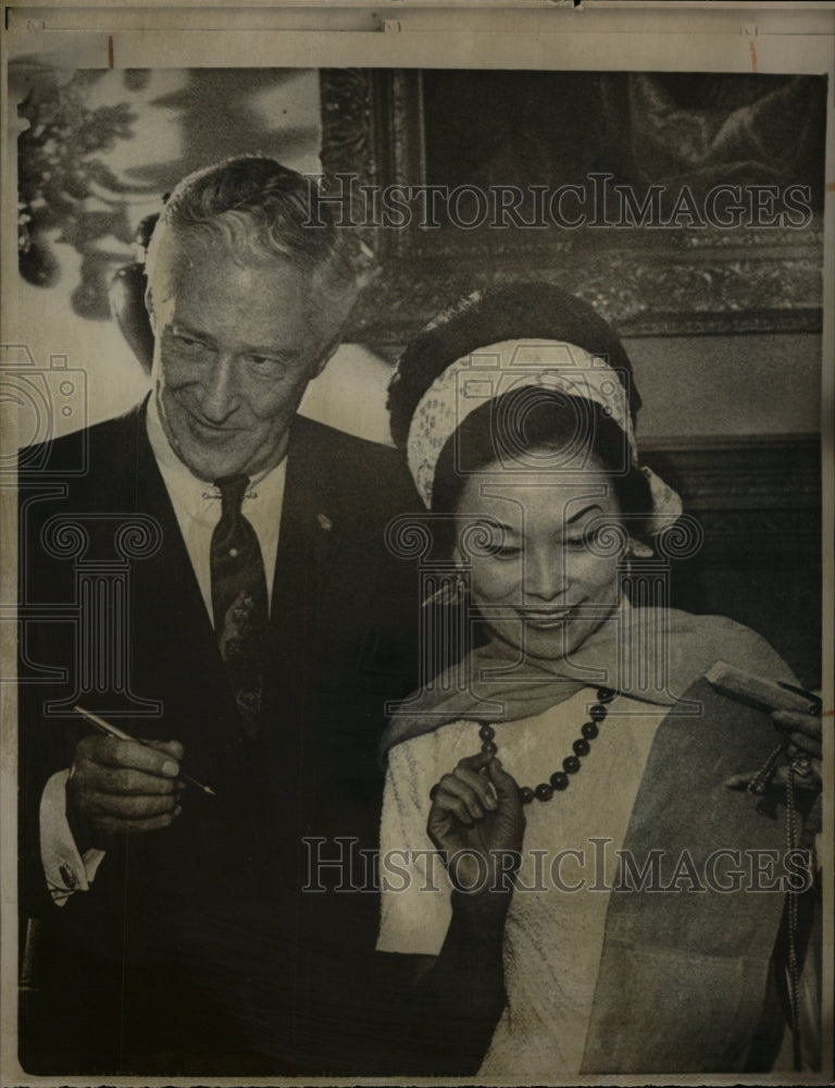 1969 Press Photo Mrs. Anna Chennault Gov Warren Knowles - RRW25505 - Historic Images