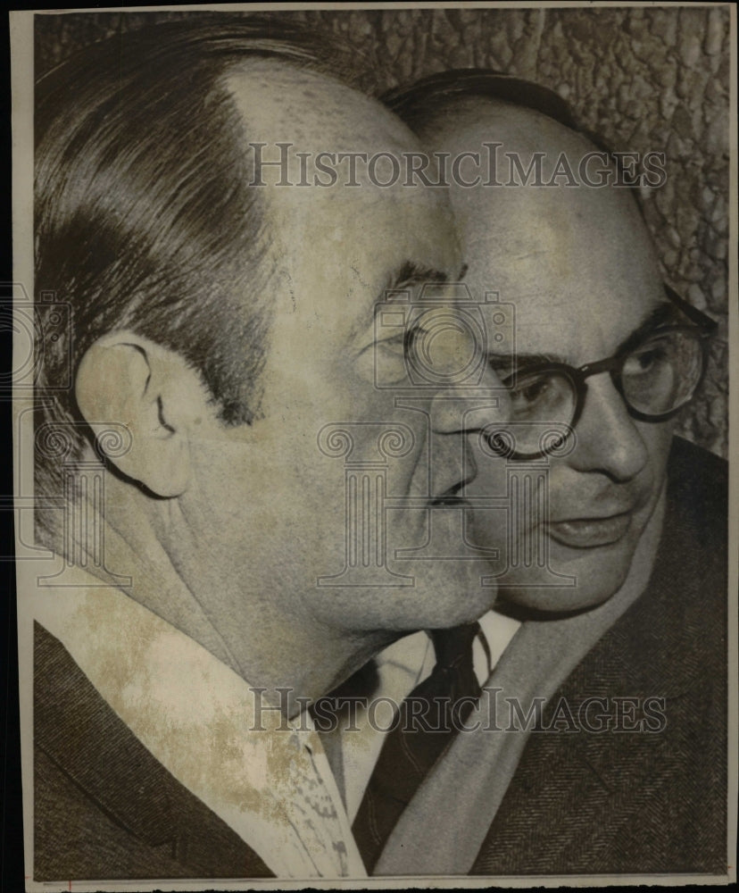 1969 Press Photo Hubert Humphrey Speaks With Stevenson - RRW25631 - Historic Images