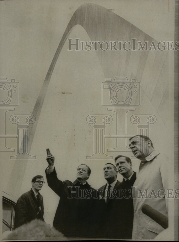 1968 Press Photo VP Hubert Humphrey Gateway Arch stands - RRW25645 - Historic Images