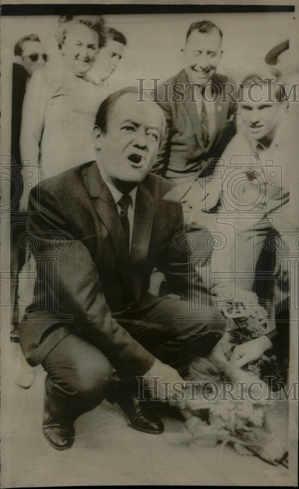 1968 Press Photo Vice President Hubert Humphrey Burros - RRW25745 - Historic Images