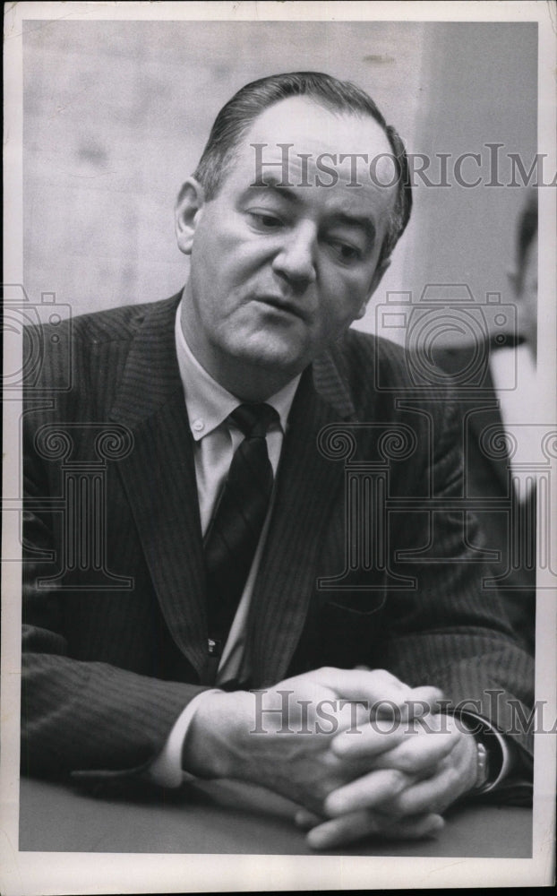 1960 Press Photo VP Hubert Humphrey Addresses Press Con - RRW25793 - Historic Images