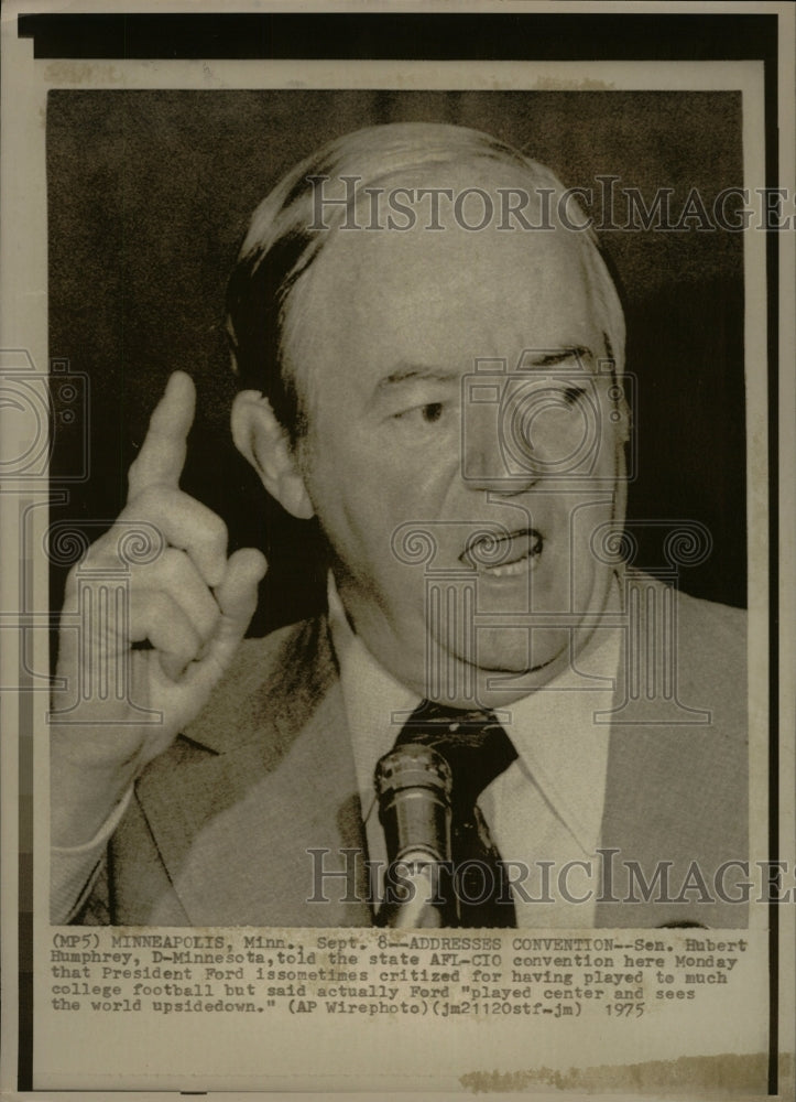 1975 Press Photo Senator Hubert Humphrey Addresses Conv - RRW25831 - Historic Images