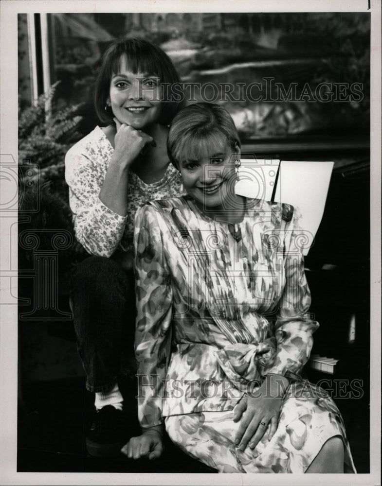 1990 Press Photo Pamela Reed Bonnie Hunt NBC-TV Grand - RRW26123 - Historic Images