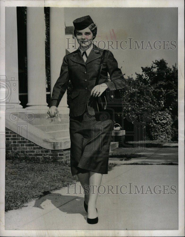 1956 Press Photo Reserve Officer Training Corps look - RRW26235 - Historic Images