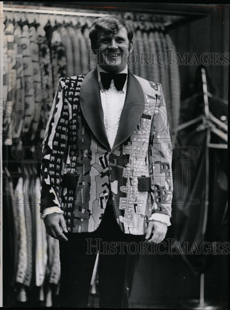 1971 Press Photo Men Formalwear Tuxedo Velvet Print - RRW26325 - Historic Images