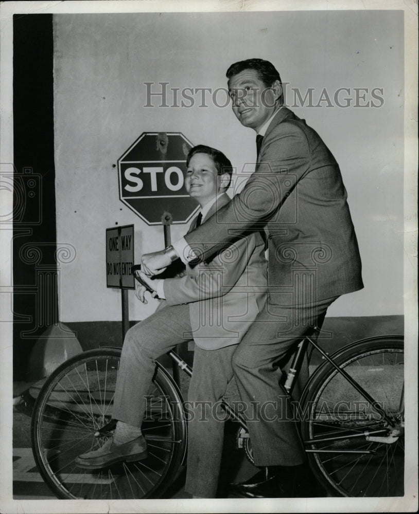 1964 Press Photo Gene Barry American stage Actor - RRW26419 - Historic Images