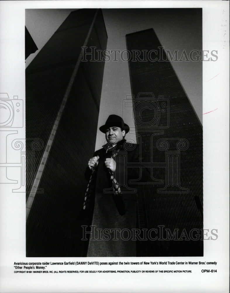 1992 Press Photo Actor Danny DeVito Twin Towers - RRW26577 - Historic Images